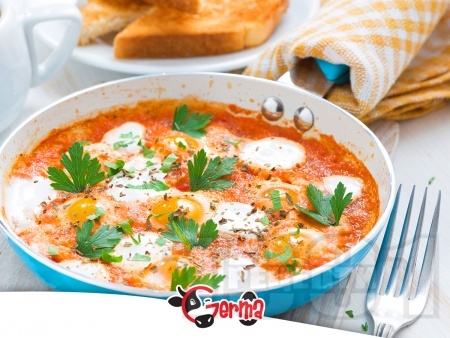 Пържени яйца на тиган с домати и доматено пюре - снимка на рецептата